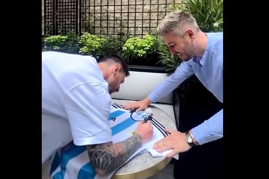 El momento exacto en que Messi dibuja la tercera estrella a la camiseta de la selección argentina.