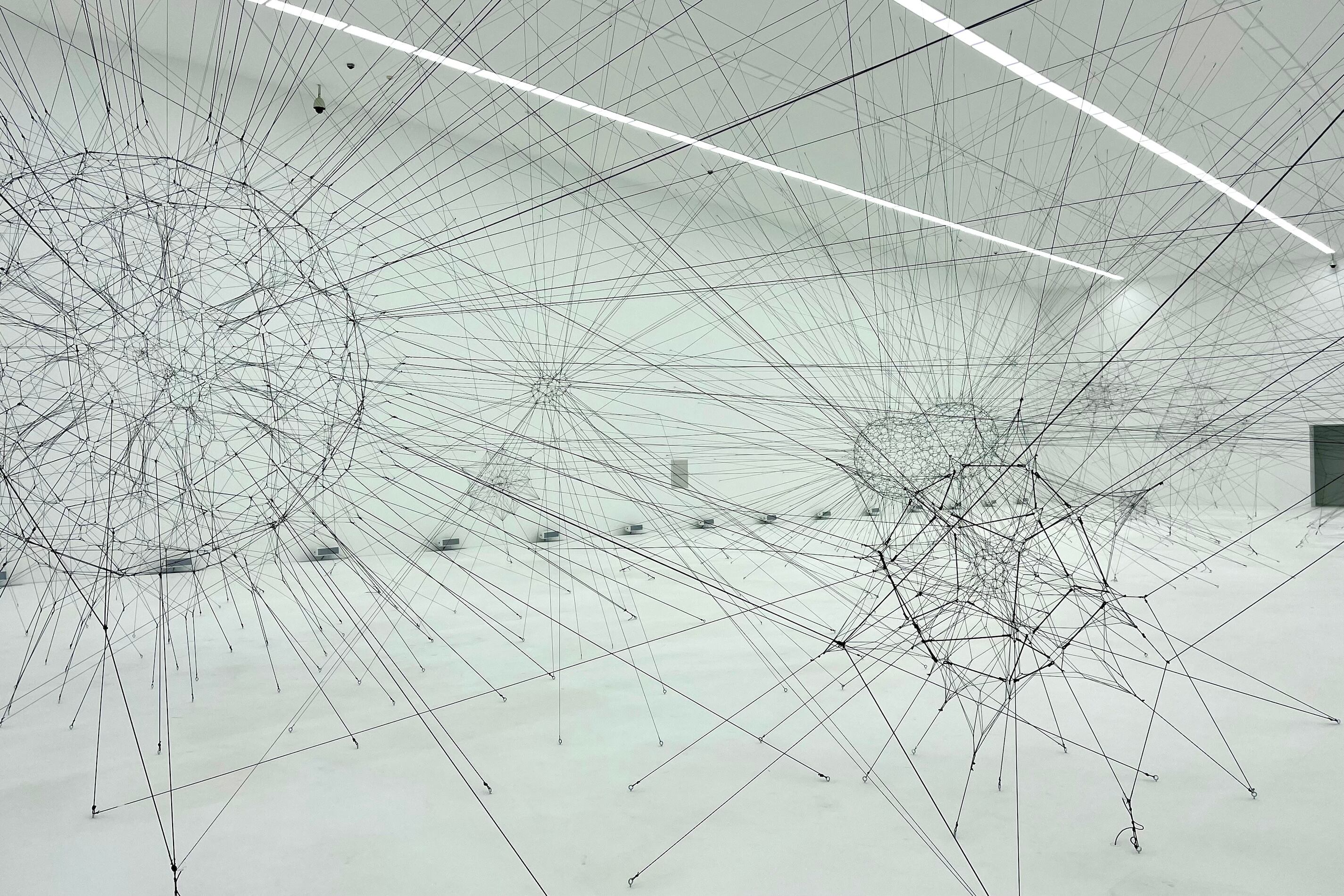 Vista parcial de la instalación de Tomás Saraceno en Beijing.