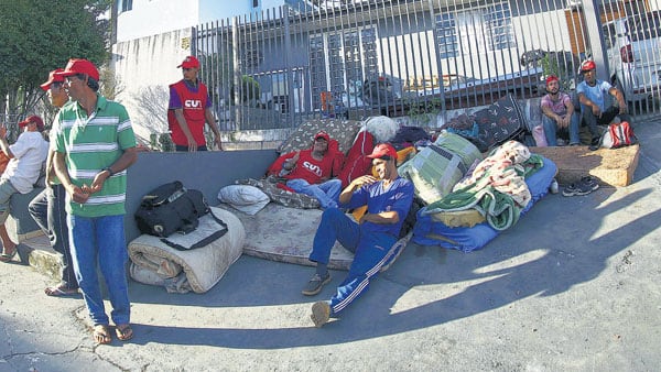 El edificio donde está encarcelado lula, rodeado por sus simpatizantes.