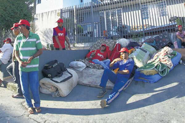 El edificio donde está encarcelado lula, rodeado por sus simpatizantes.