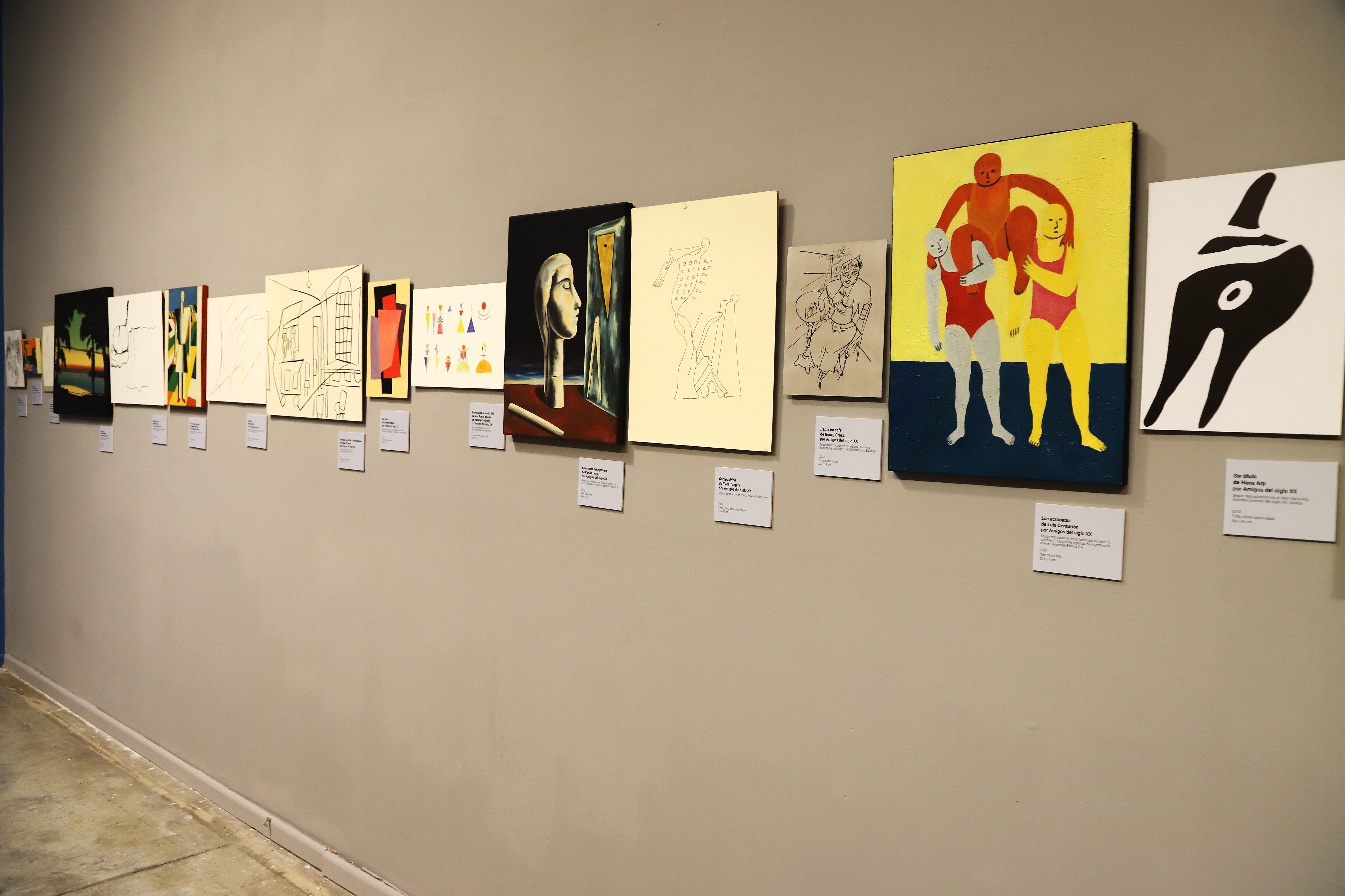 Copias de Arp, Luis Centurión, Grosz, Tanguy, Carrá y otros, por Amigos del siglo XX. Abajo: Copia de Agricultor en el campo, de Malevich, por Amigos del siglo XX.