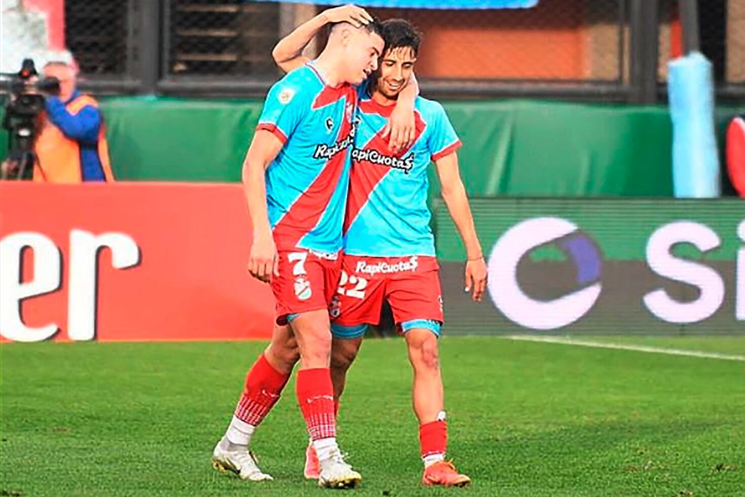 Arsenal sigue último en las dos tablas