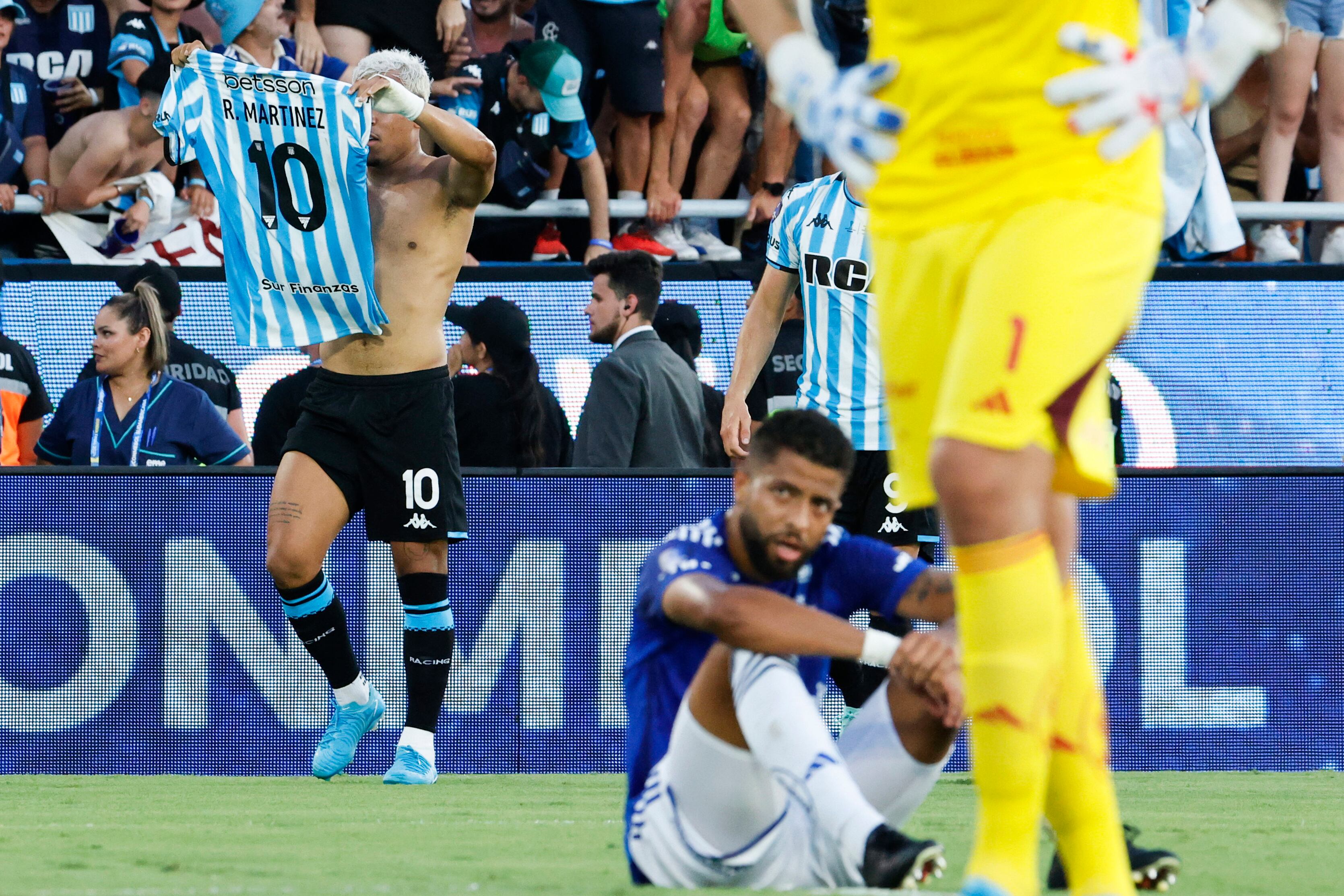 Roger Martínez festeja el tercer gol de Racing