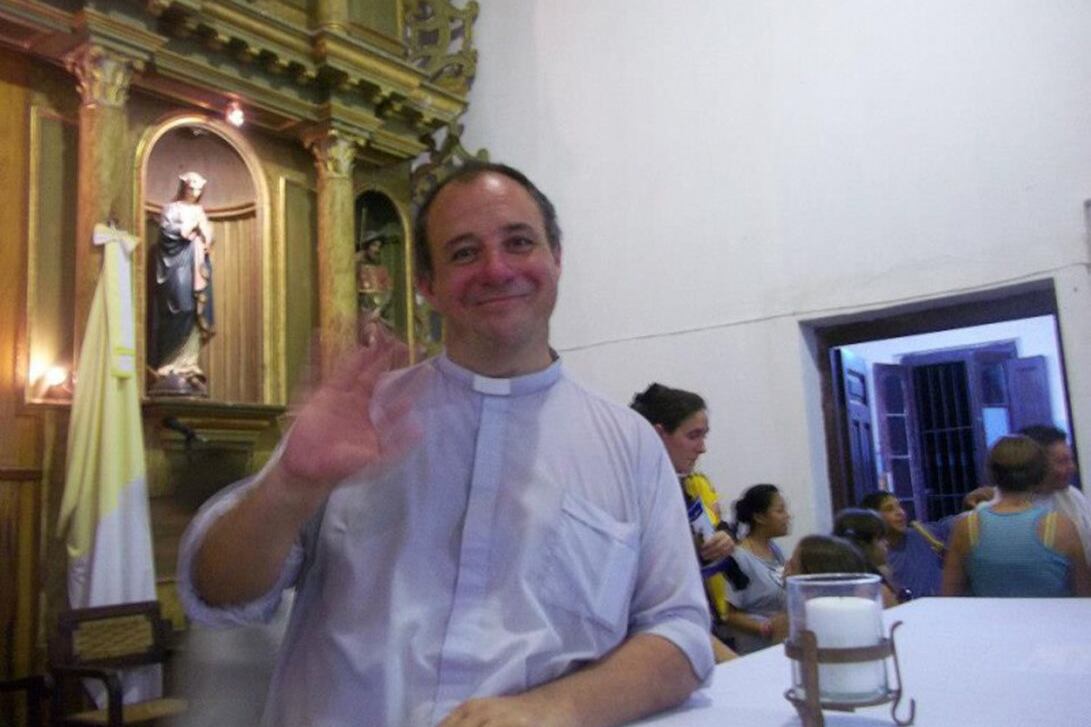 En la página de Facebook del cura Capocetti lo difamaron y estigmatizaron.
