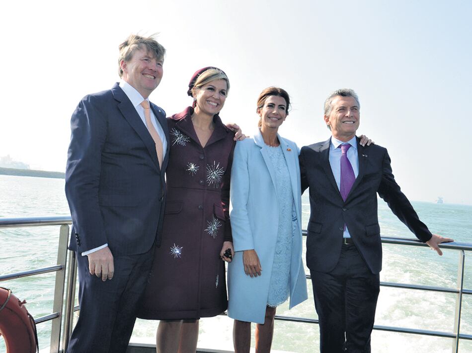 Macri y Awada volvieron a mostrarse junto a los reyes en la visita al puerto de Rotterdam.