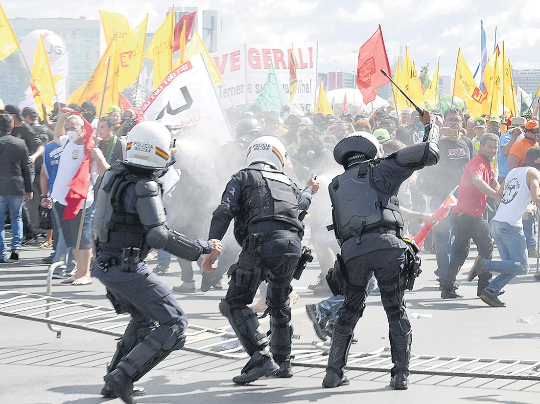 Policías reprimen a manifestantes en Brasilia el 24 de mayo.