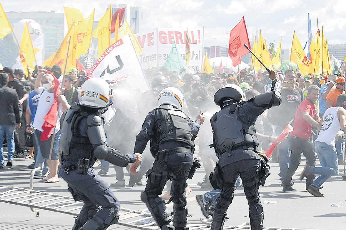 Policías reprimen a manifestantes en Brasilia el 24 de mayo.