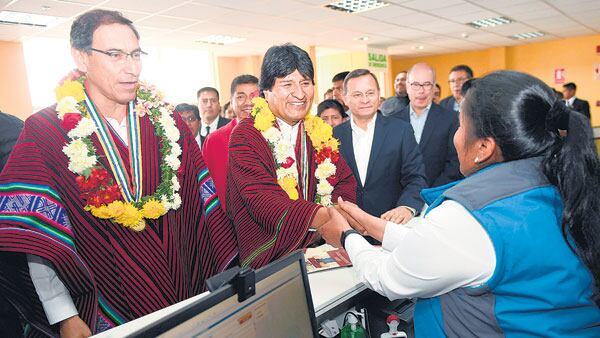 Morales y Vizcarra en el Cebaf de Desaguadero, que agilizará el cruce de la frontera.
