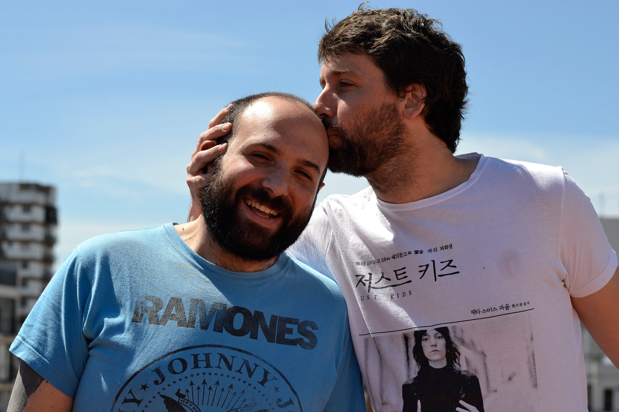 Andrés Gallina le da un beso a Matías Moscardi.