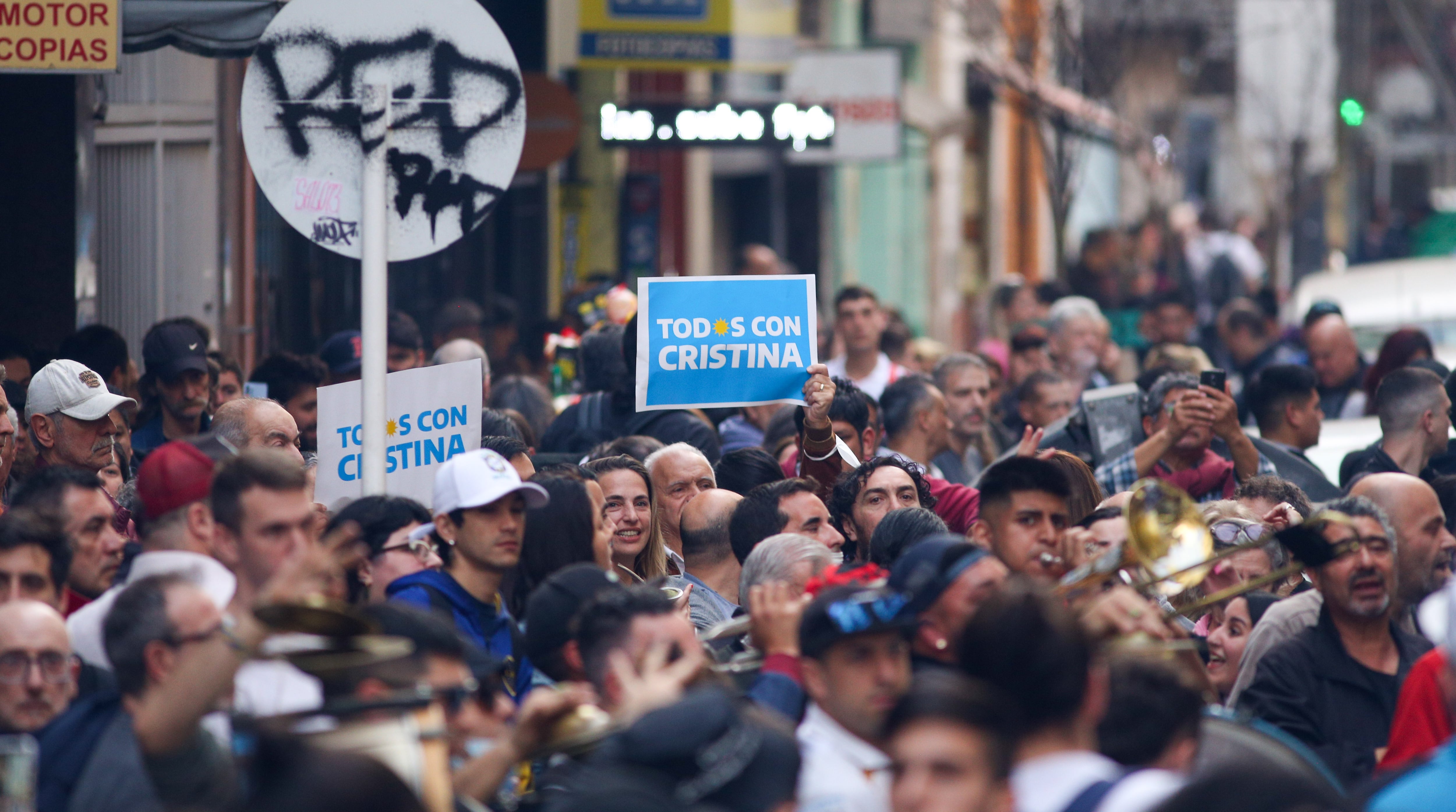 Organizaciones peronistas y kirchneristas convocaron este viernes a las 12 a marchar a Plaza de Mayo en apoyo a Cristina Fernández tras el intento de magnicidio del jueves por la noche. (NA)