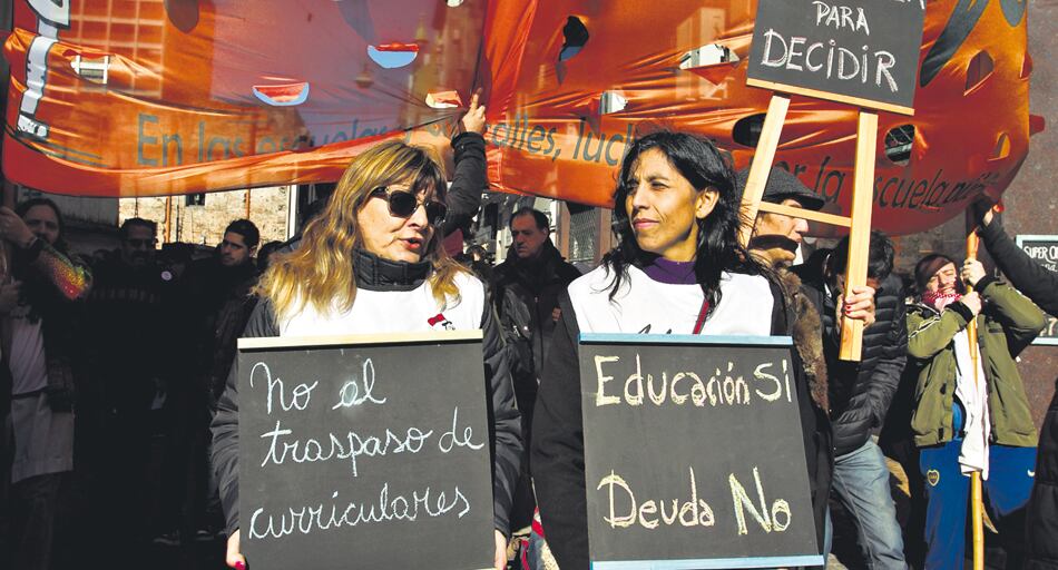 Los maestros porteños pararon y marcharon hasta la Legislatura.