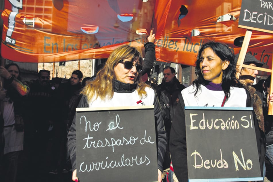 Los maestros porteños pararon y marcharon hasta la Legislatura.