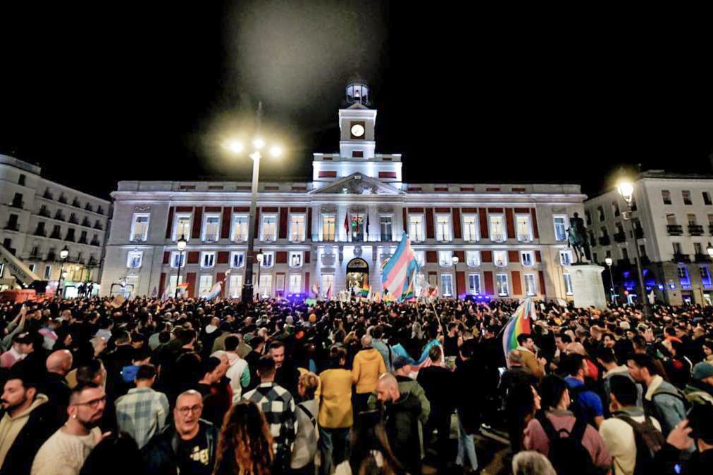 Frente al Ayuntamiento de Madrid, marcha LGBTIQ+.