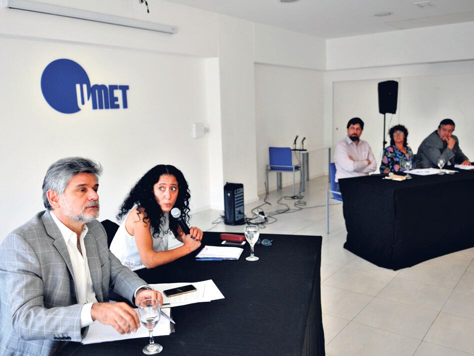 El panel fue organizado por la Facultad de Pedagogía de la UMET.