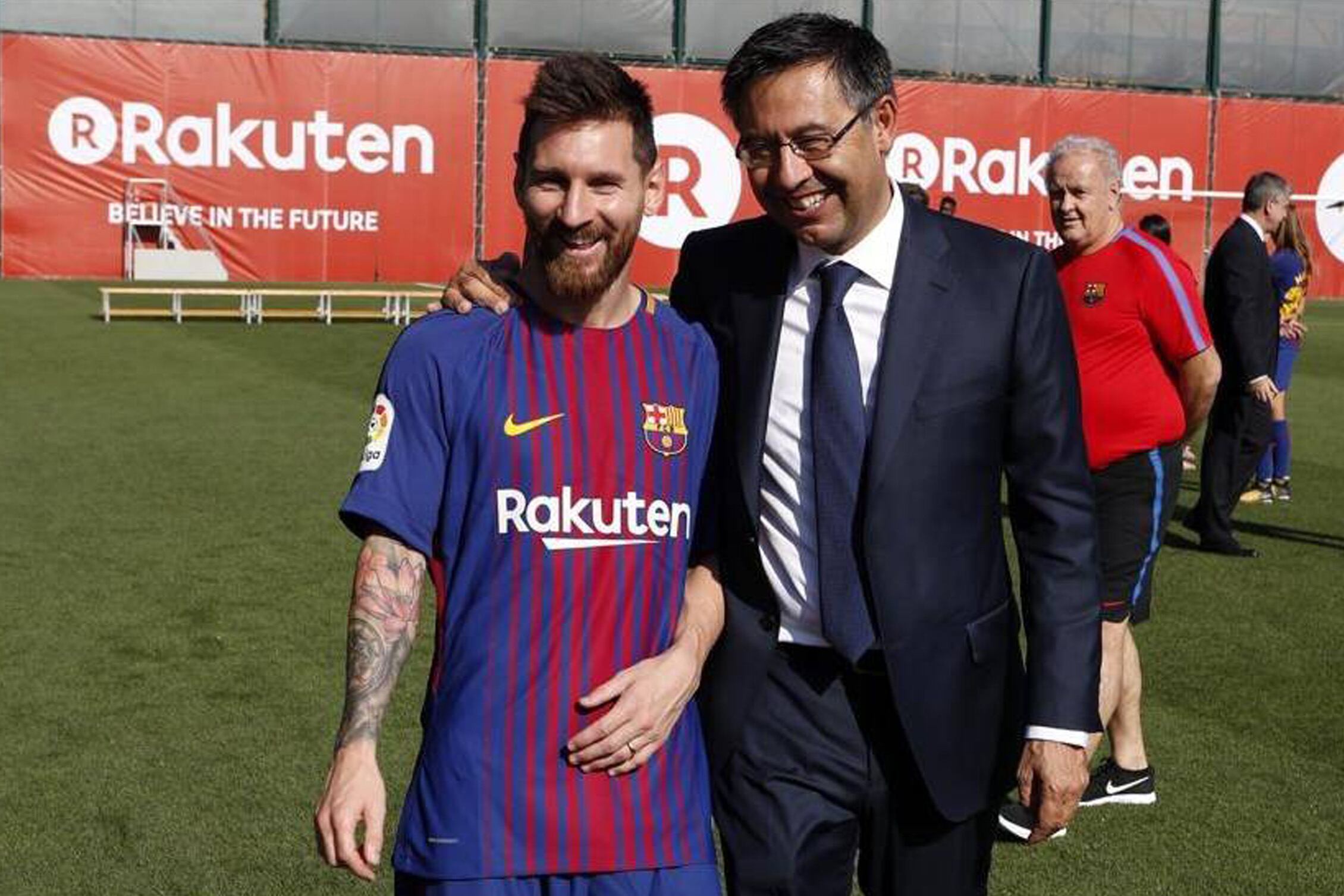 Messi junto al presidente Bartomeu.