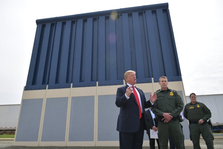 Trump frente a uno de los prototipos de muro.