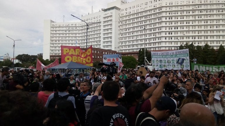 Con pancartas y banderas se siguen el fallo en Retiro por los crímenes de la Esma.