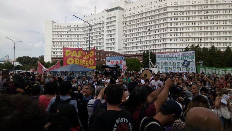 Con pancartas y banderas se siguen el fallo en Retiro por los crímenes de la Esma.