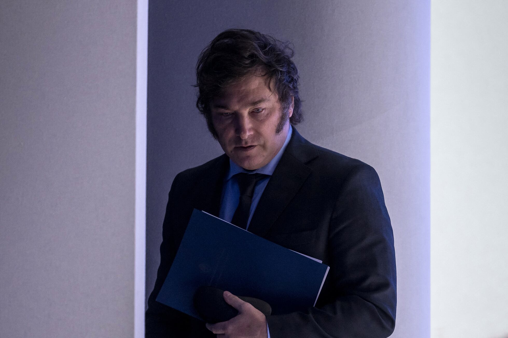 La gente siente el impacto de la motosierra y aumenta la desaprobación.