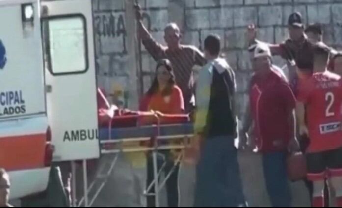 Tragedia en el fútbol: un jugador murió tras golpearse la cabeza con una pared . Imagen: captura de video