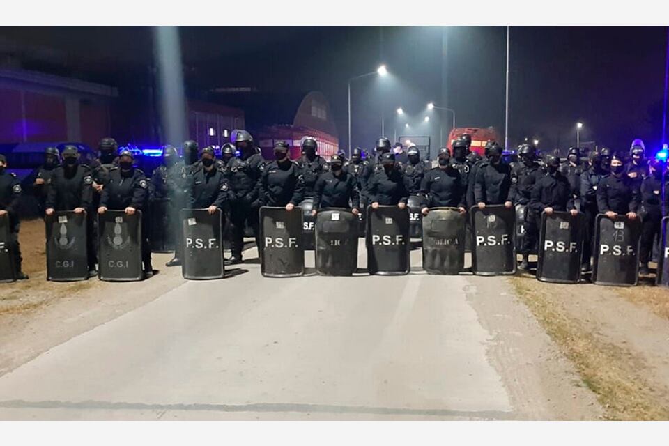 200 policías desalojaron a los obreros en Reconquista