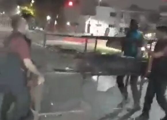 Los efectivos policiales se llevan decomisada la parrilla. 