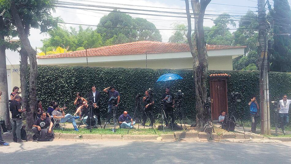 Periodistas montan guardia afuera de la mansión de Marcelo Odrebrech en San Pablo.