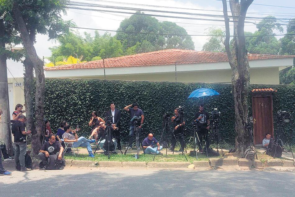 Periodistas montan guardia afuera de la mansión de Marcelo Odrebrech en San Pablo.