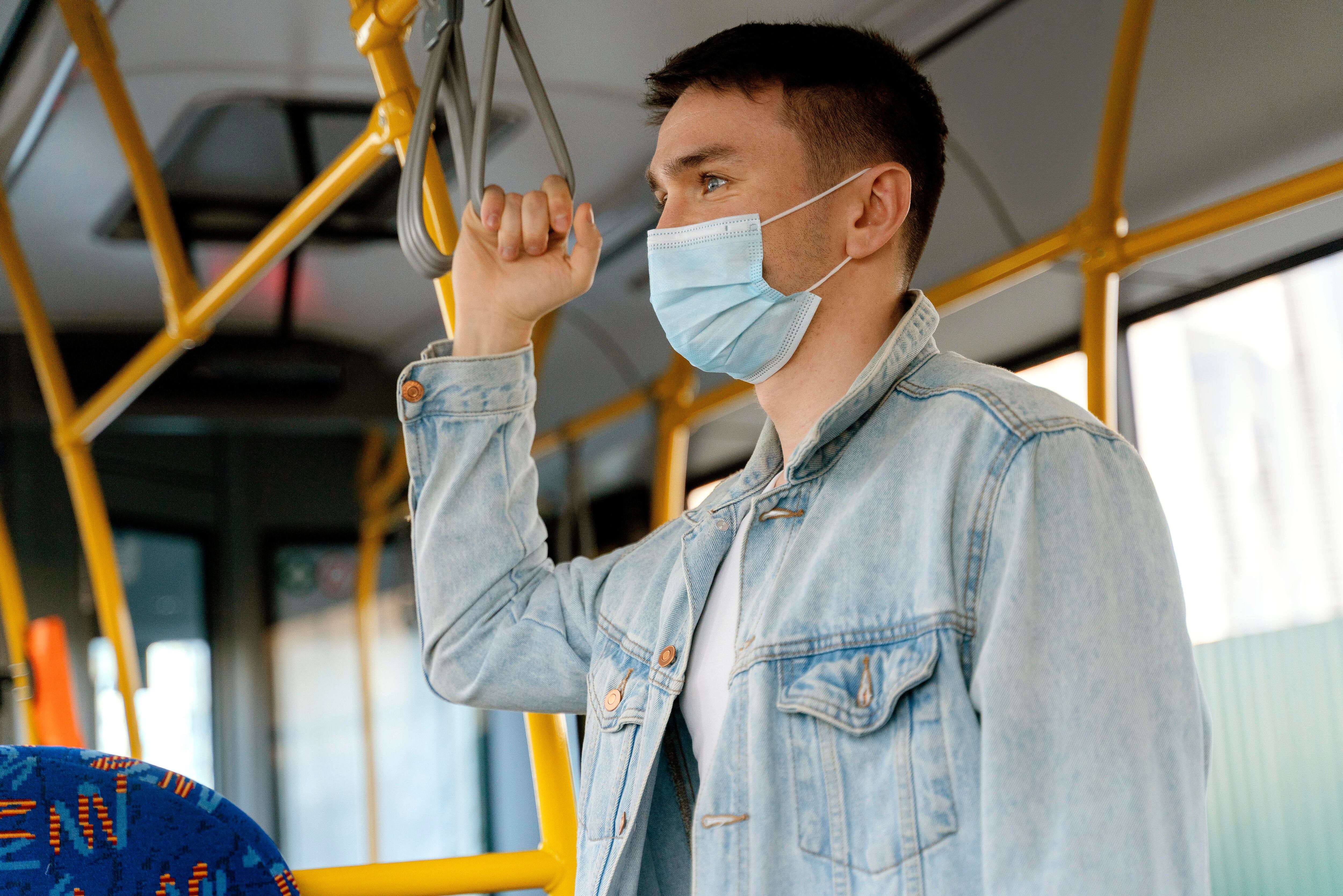 El uso de tapabocas es obligatorio en el transporte público de la Provincia. Imagen: Freepik