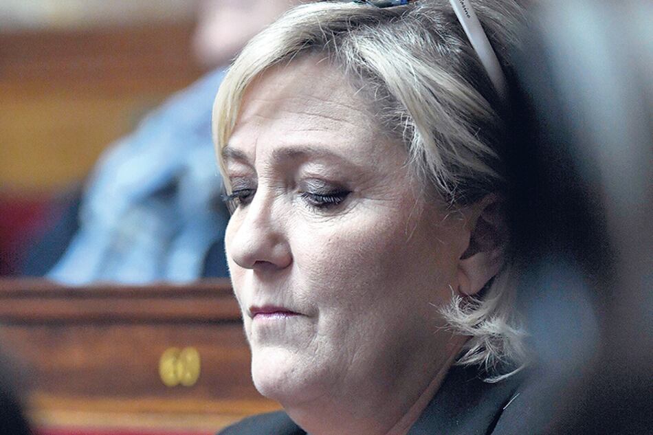 A Marine Le Pen le reprocharon la línea política que adoptó para enfrentar a Emmanuel Macron.
