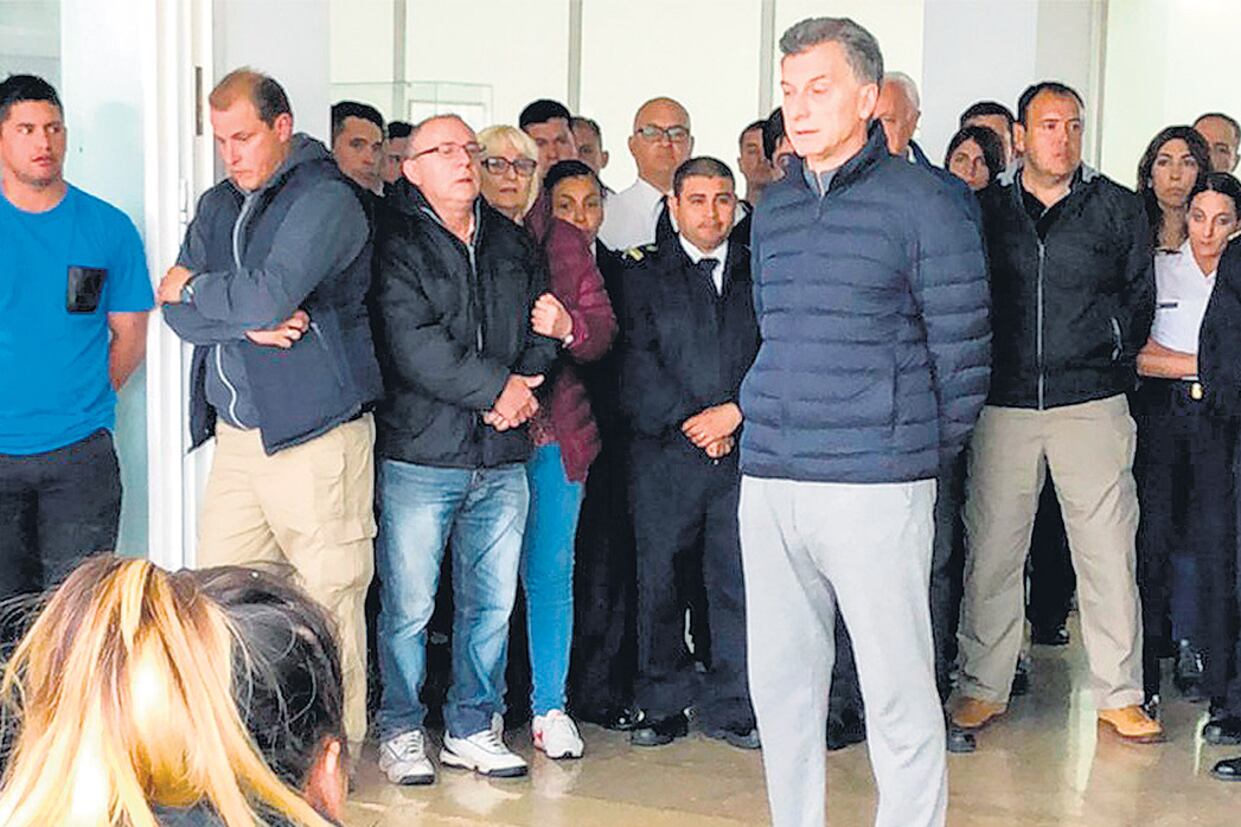 En su encuentro con los familiares de los submarinistas, Macri fue increpado por una madre.