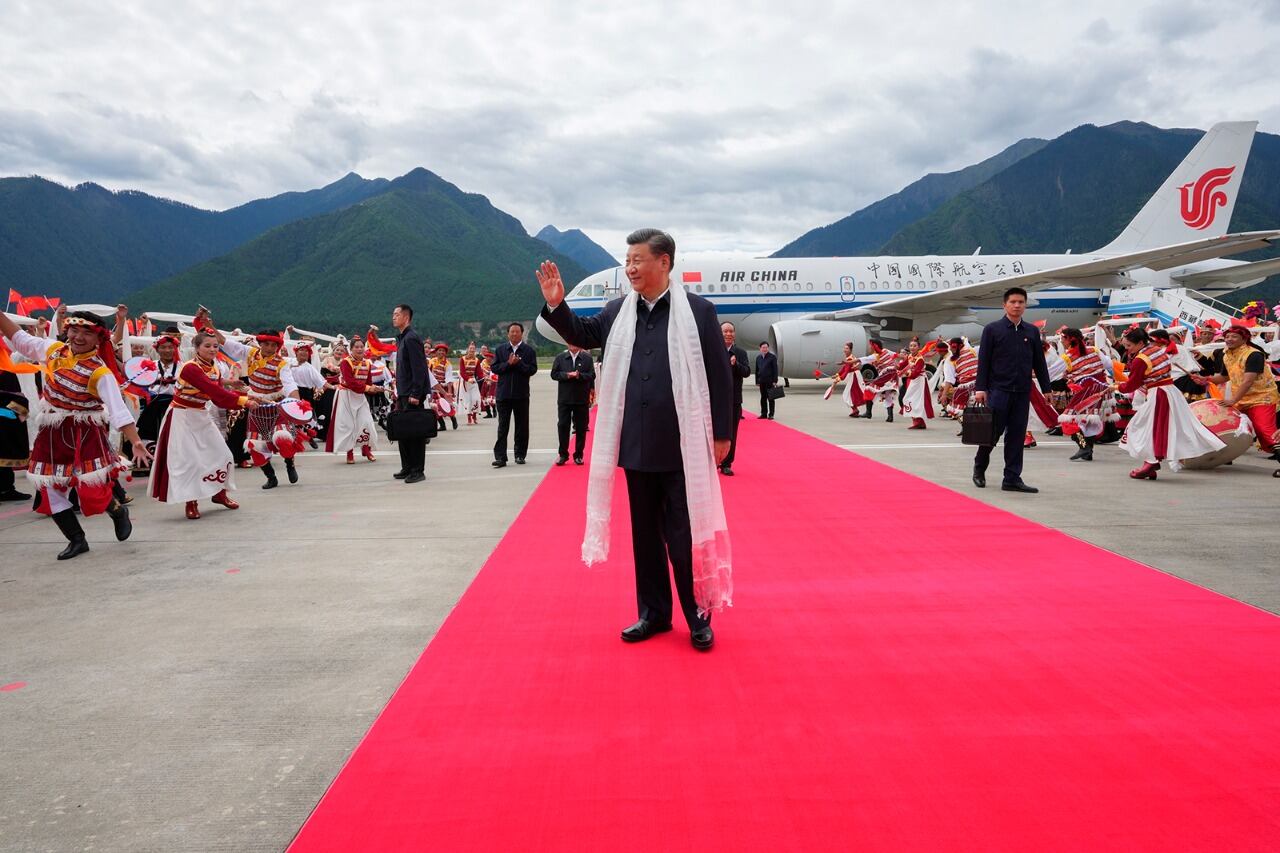 Xi Jinping fue recibido con un baile folklórico al llegar al Tíbet. Foto 2:  El líder chino inspecciona la plaza del Palacio de Potala en Lhasa. (Xinhua)