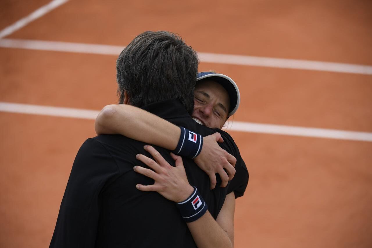 Nadia Podoroska abraza a su entrenador Juan Pablo Guzmán.