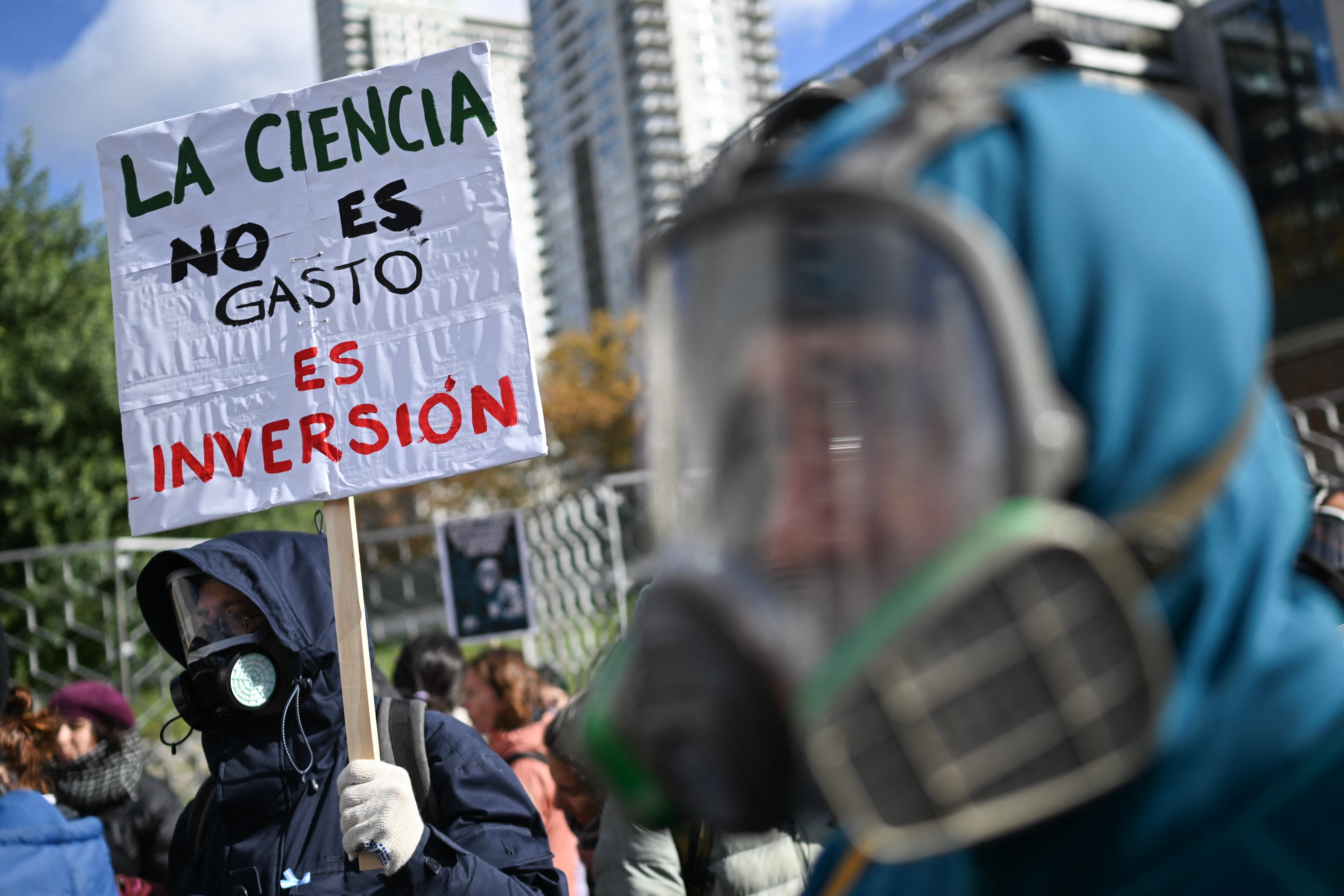 El salario de los científicos continúa en deterioro.