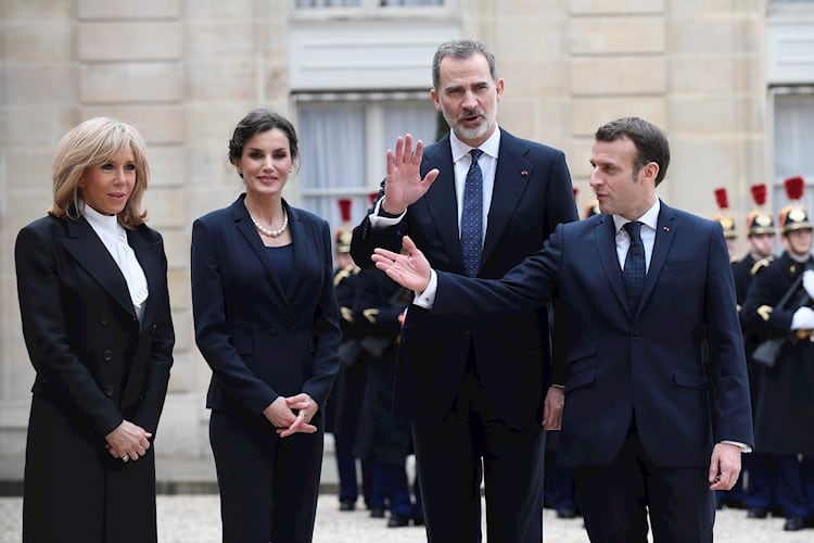 Sin tocarse: Madame Macron, Letizia, el Rey y el Presidente francés evitaron el contacto. 