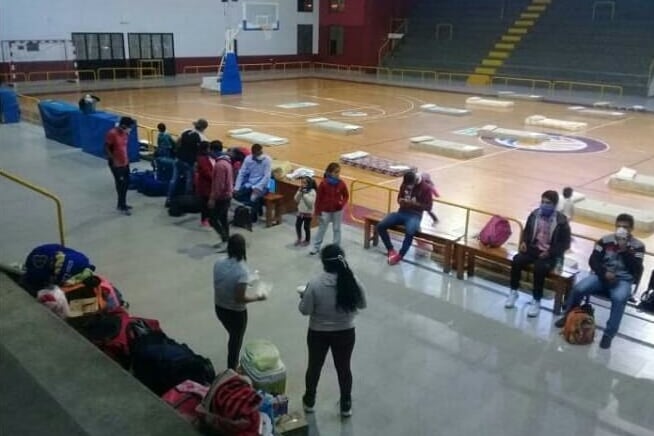 36 personas duermen en el piso hace 13 días