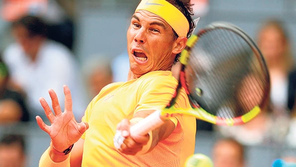 Rafael Nadal, le pega con la zurda a la pelotita en la Caja Mágica.