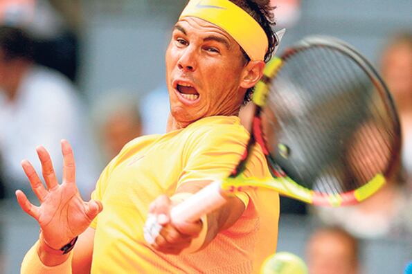 Rafael Nadal, le pega con la zurda a la pelotita en la Caja Mágica.