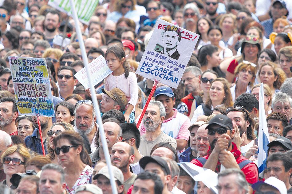 Los gremios docentes calcularon que la concentración sumó 400 mil personas.