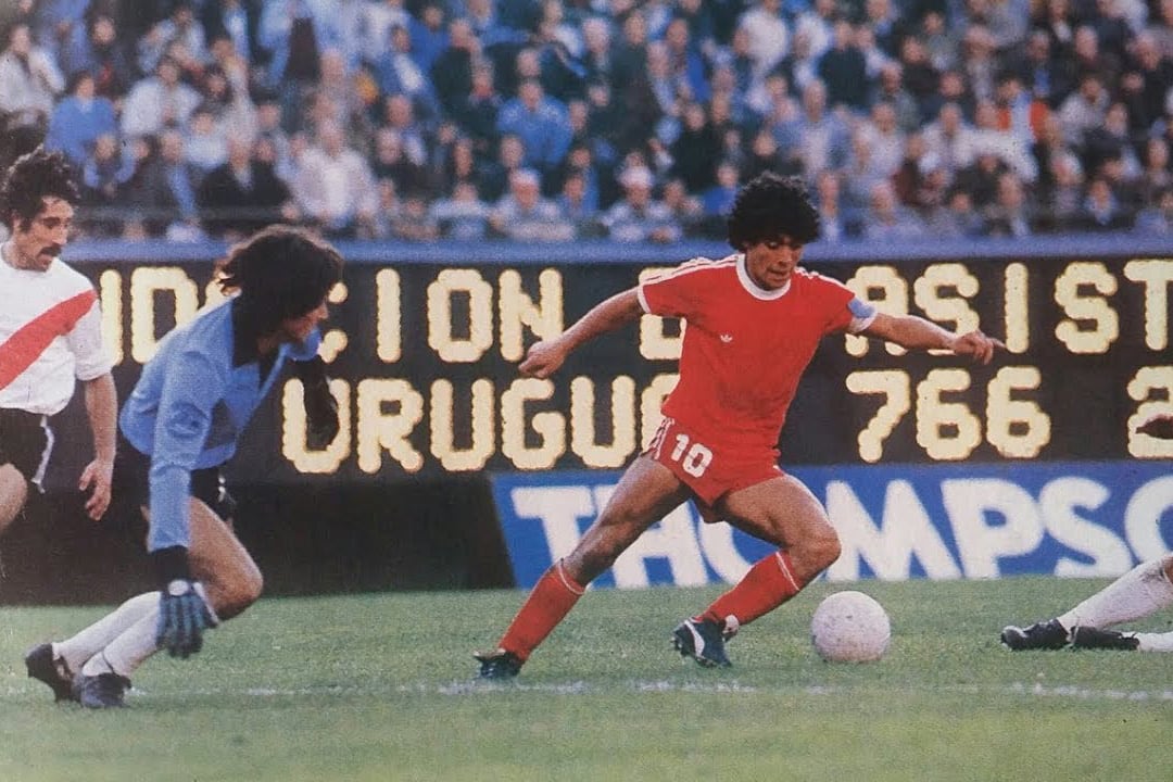 Maradona con la casaca de Argentinos frente a River.
