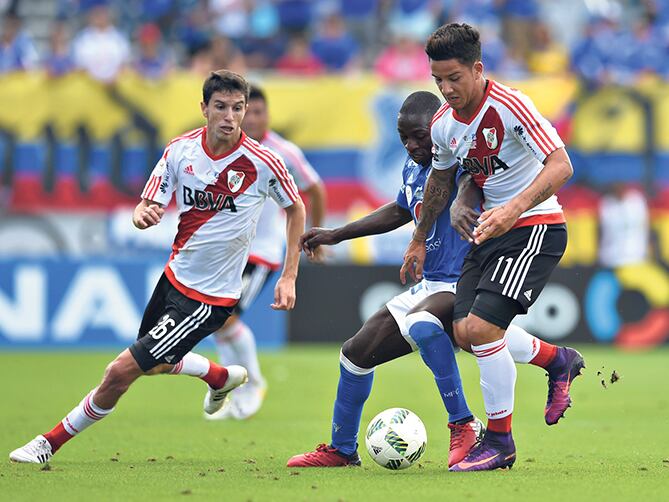 ■ Driussi intenta maniobrar ante la marca de un rival colombiano en Orlando.