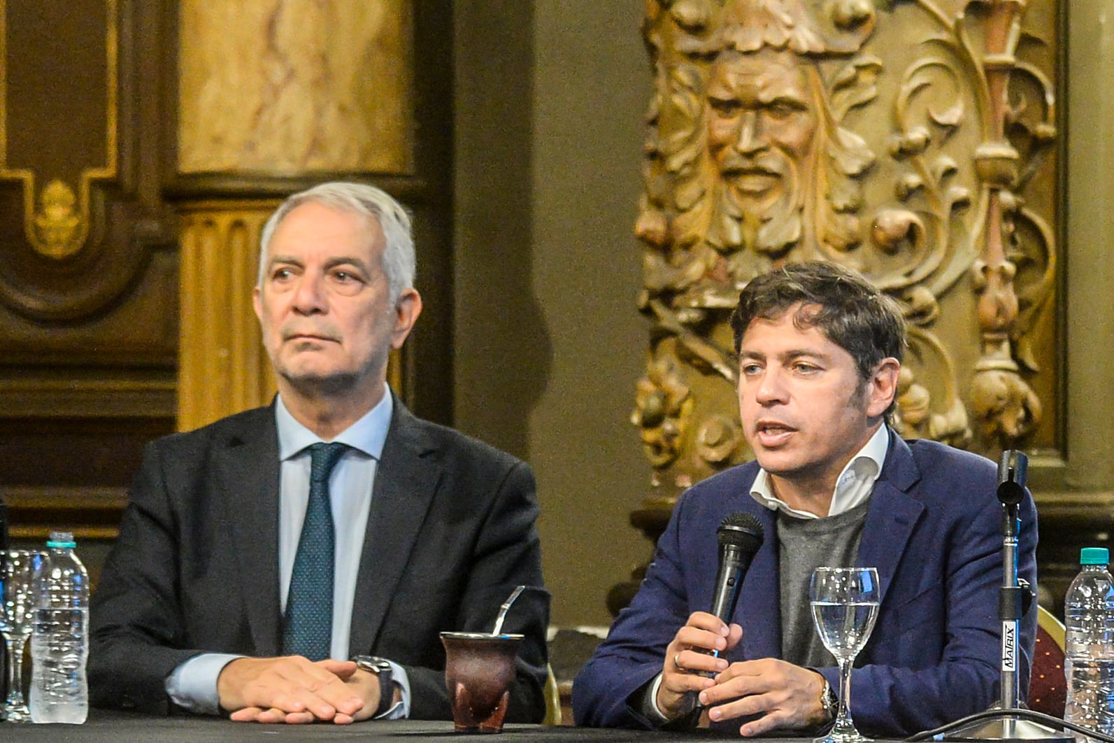 Axel Kicillof junto a Julio Alak, intendente platense, y uno de los impulsores de Movimiento Derecho al Futuro
