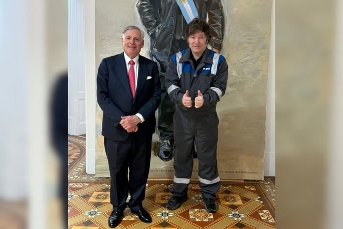 El madrileño es uno de los principales referentes de la Escuela Austríaca de economía. La ceremonia será esta tarde en Casa de Gobierno.