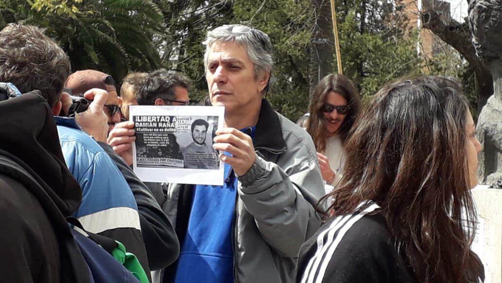 El padre de Damián Raña, en la marcha de La Plata para pedir su libración.