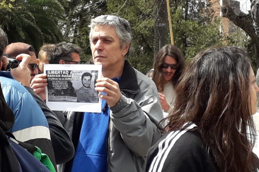 El padre de Damián Raña, en la marcha de La Plata para pedir su libración.