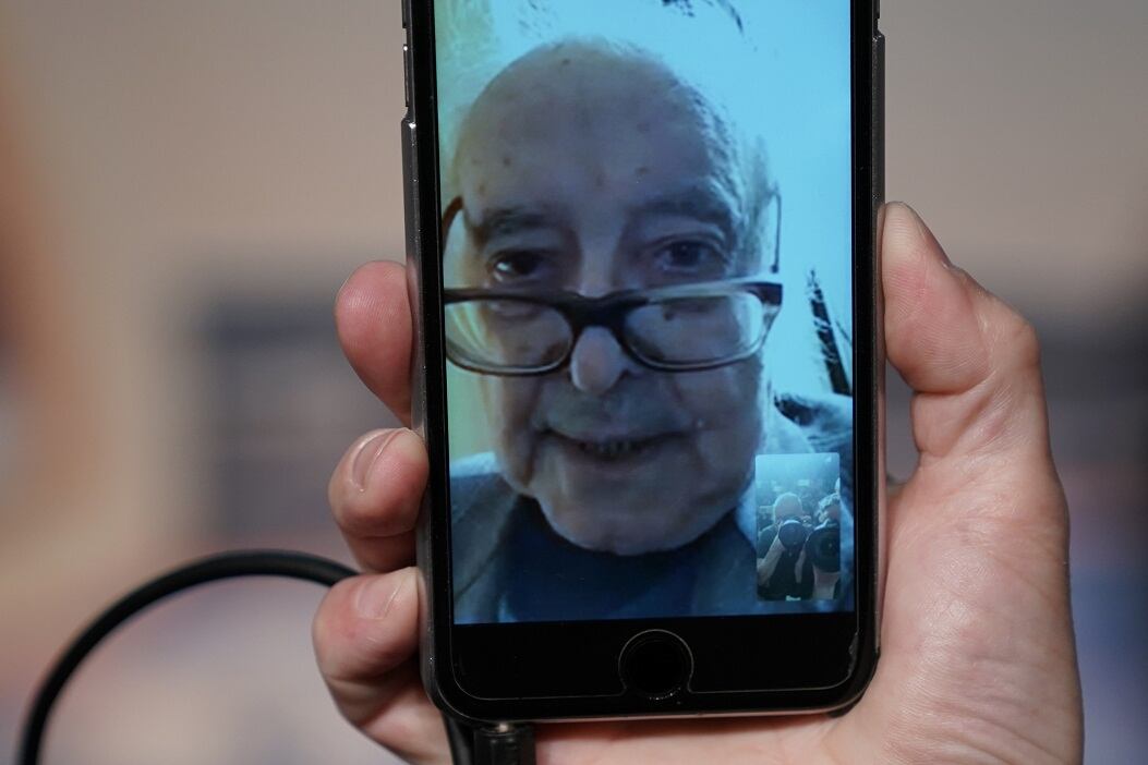 Godard se presentó en conferencia de prensa desde su casa, via FaceTime, a través de un teléfono celular.