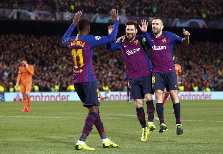 Messi festeja con Dembelé y Jordi Alba.