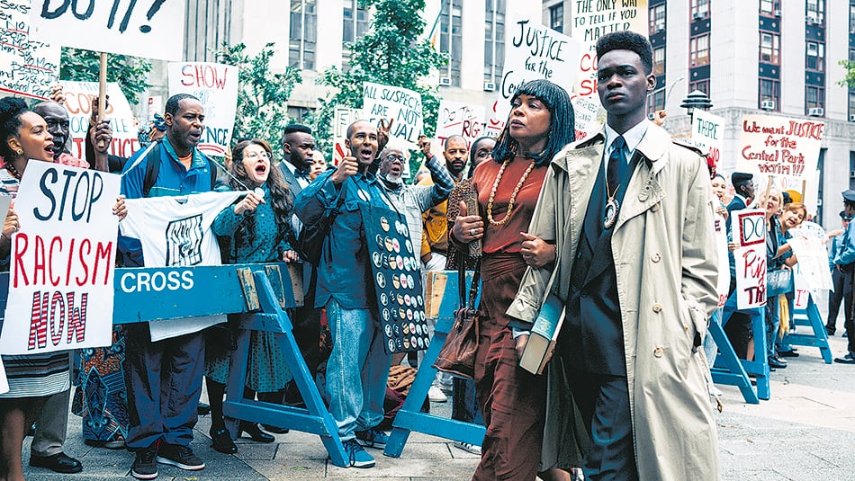 La serie es una revisión potente, ambiciosa y descarnada, con claras resonancias de la actualidad.