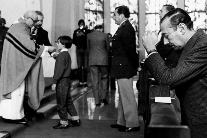 El dictador Videla en la Iglesia Stella Maris. 