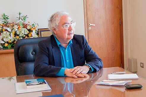 Manuel Castells visitará Argentina del 10 al 13 de este mes.